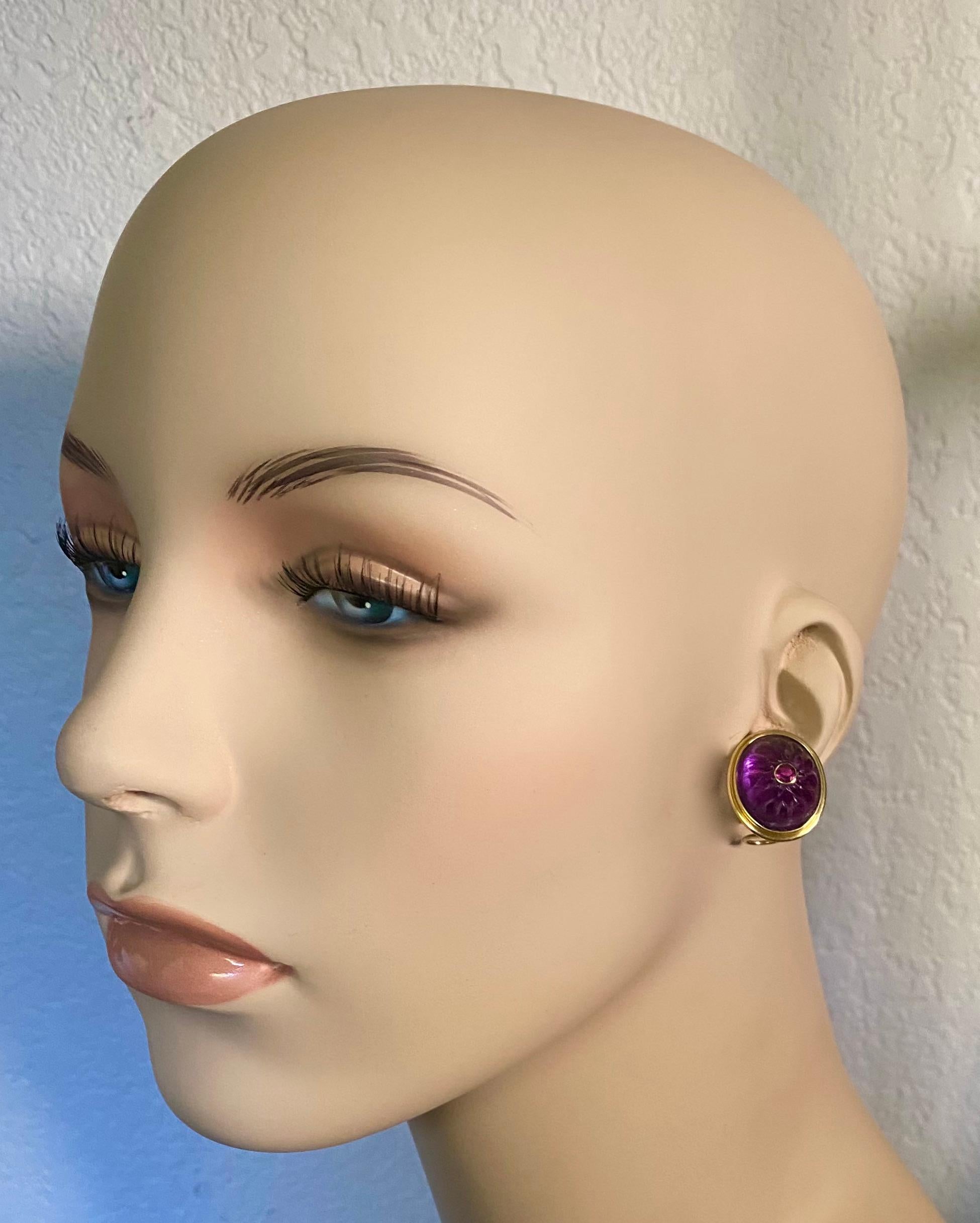 Michael Kneebone Boucles d'oreilles à boutons en améthyste, rhodolite et grenat sculpté Neuf - En vente à Austin, TX