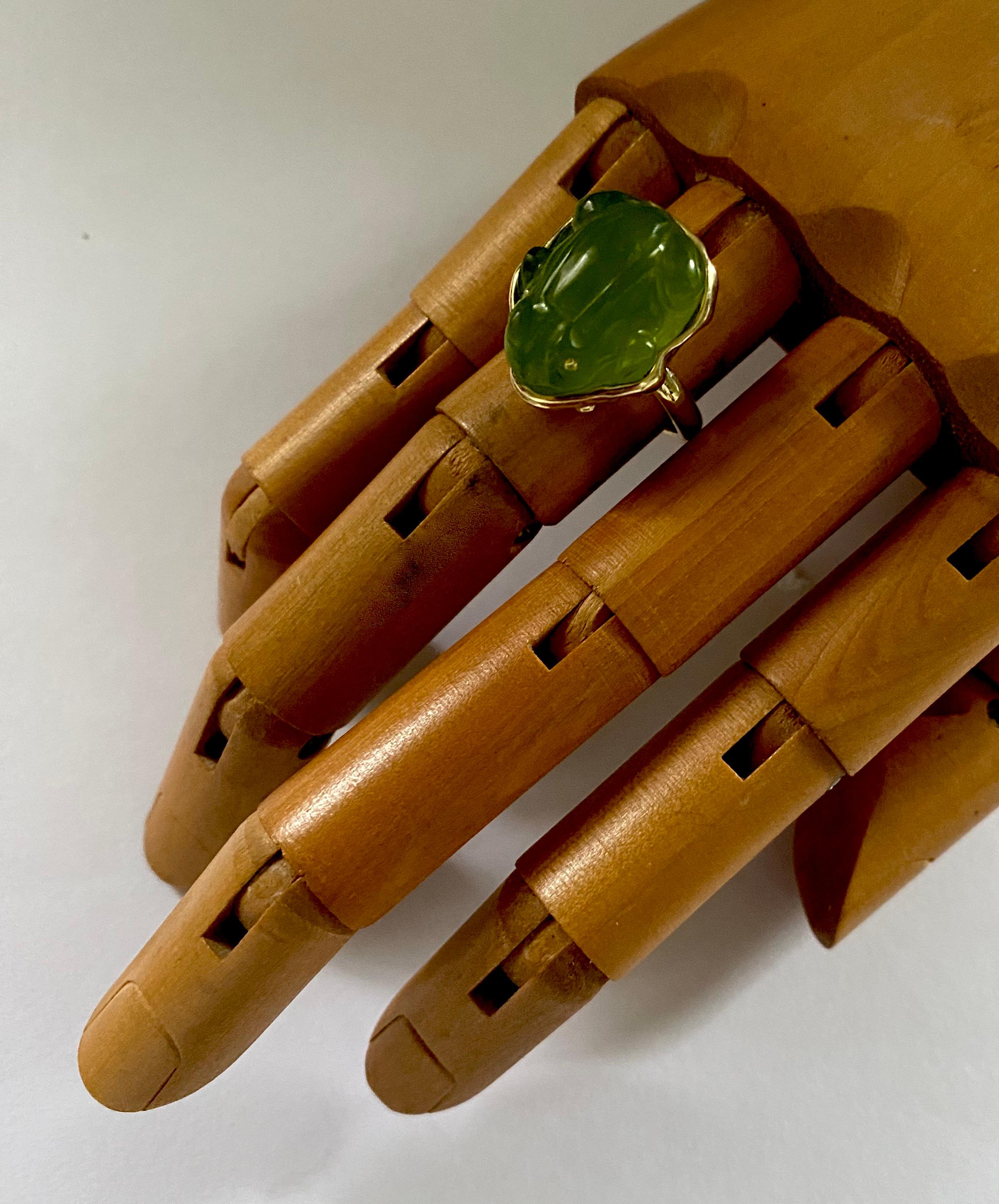 Michael Kneebone Bague grenouille en calcédoine verte sculptée et diamantée Neuf - En vente à Austin, TX