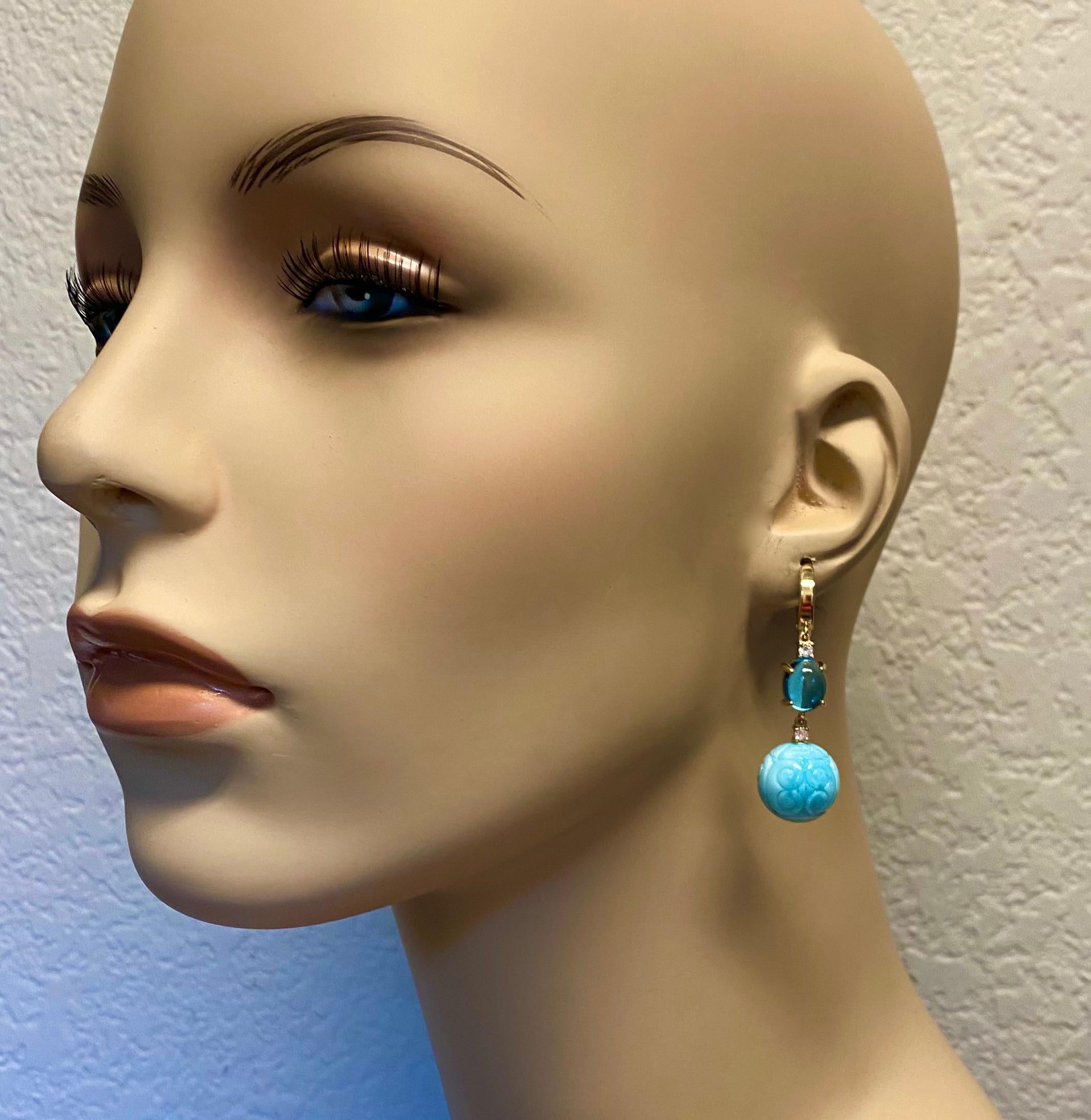 Le larimar est associé à la topaze bleue suisse dans ces boucles d'oreilles pendantes faciles à porter.  Le larimar est une variété bleue rare de pectolite, un minéral silicaté, que l'on ne trouve qu'en République dominicaine, près de la ville de