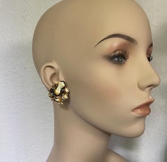 Michael Kneebone Ohrringe mit geschnitztem Muschelbaumfrosch und Diamanten im Blatt