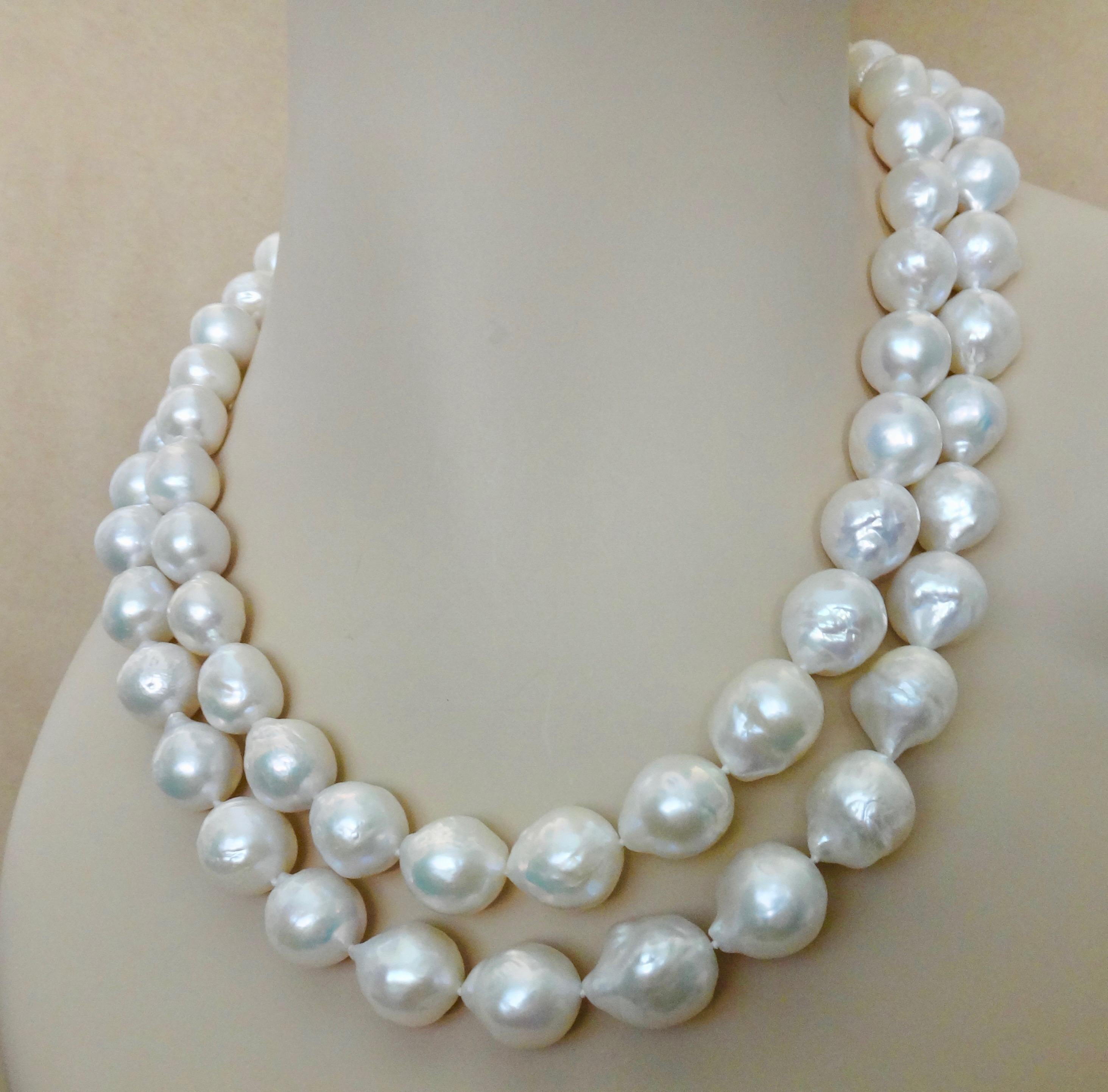 Zwei Stränge aus leuchtend weißen Kasumi-Perlen (Herkunft: Indonesien) bilden diese dramatische Halskette.  Die faltige Oberfläche ist typisch für diese Art von Barockperlen.  Sie sind in der Größe abgestuft, vom kleinsten mit 11 mm x 13 mm bis zum