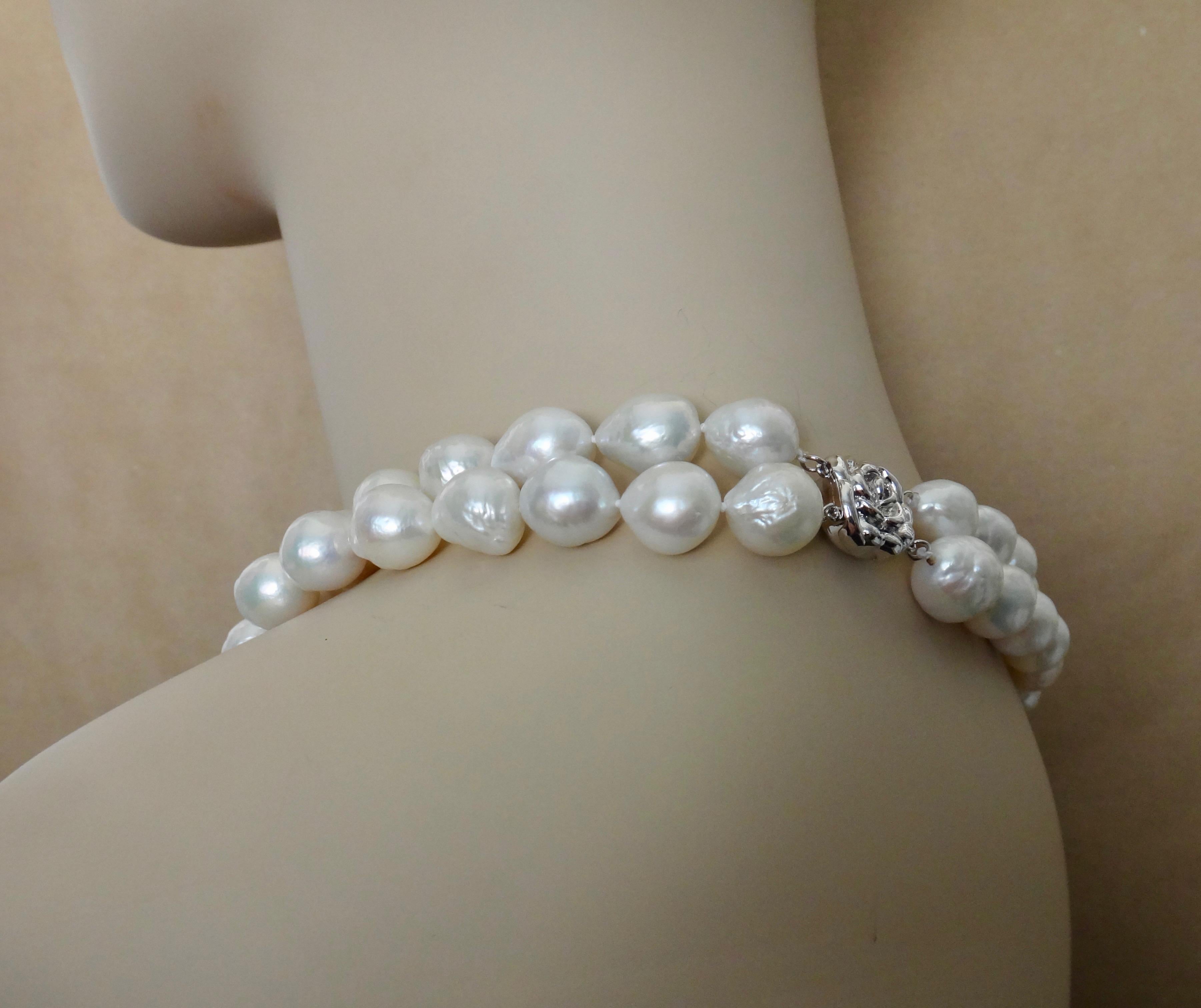 Michael Kneebone Doppelreihige weiße Kasumi-Perlenkette Damen im Angebot