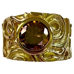 Michael Kneebone, bague jonc pétroglyphe en or jaune 18 carats avec tourmaline Dravite