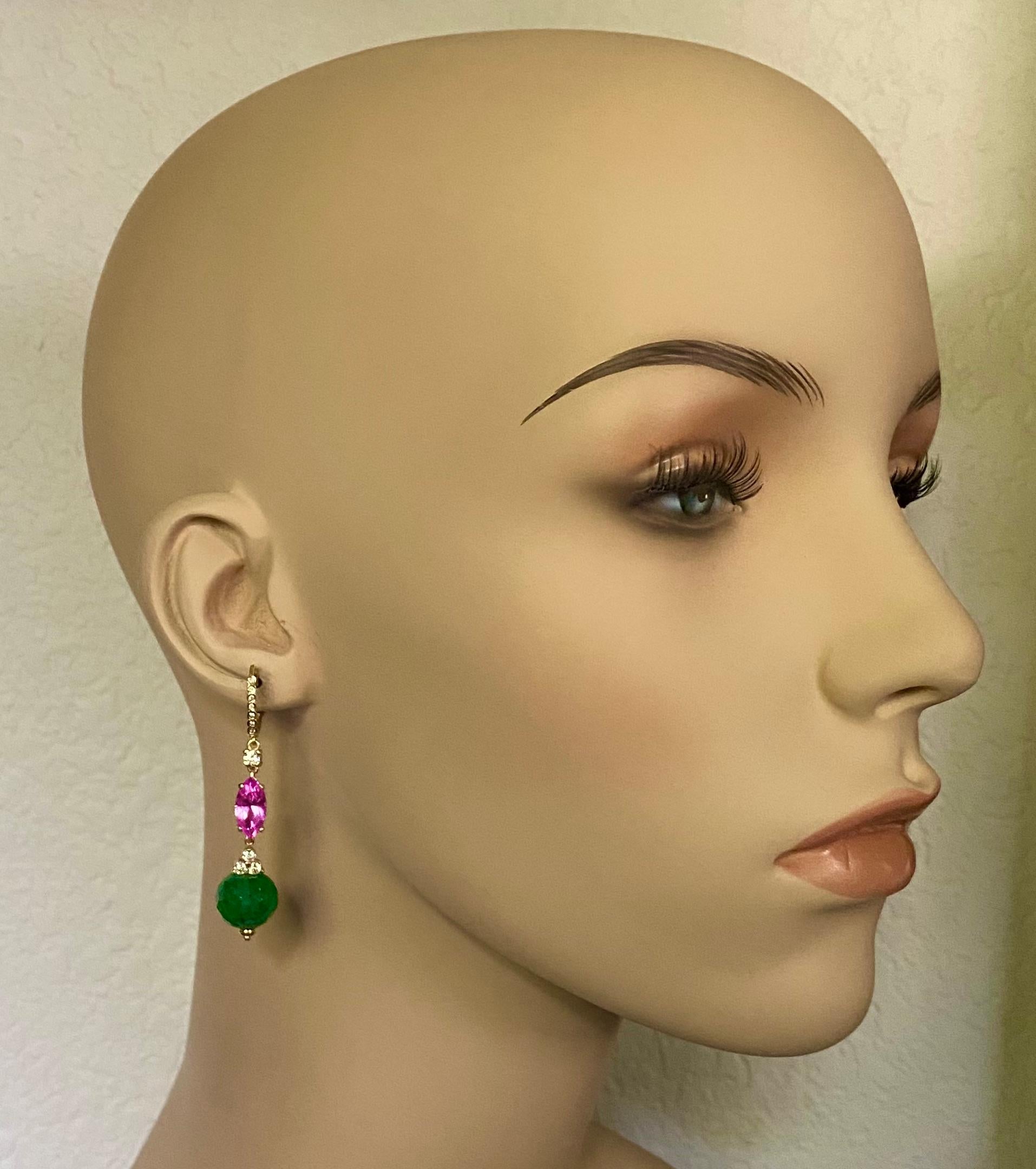 Die klassische Kombination aus Rosa und Grün kommt in diesen eleganten Ohrhängern besonders gut zur Geltung.  Der Topas (Herkunft: Brasilien) ist ein brillantes 