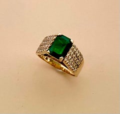 Michael Kneebone Anillo de cóctel con esmeralda y diamantes pavé
