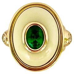 Michael Kneebone Ring mit Smaragd, weißer Koralle und Diamant im Archaikstil