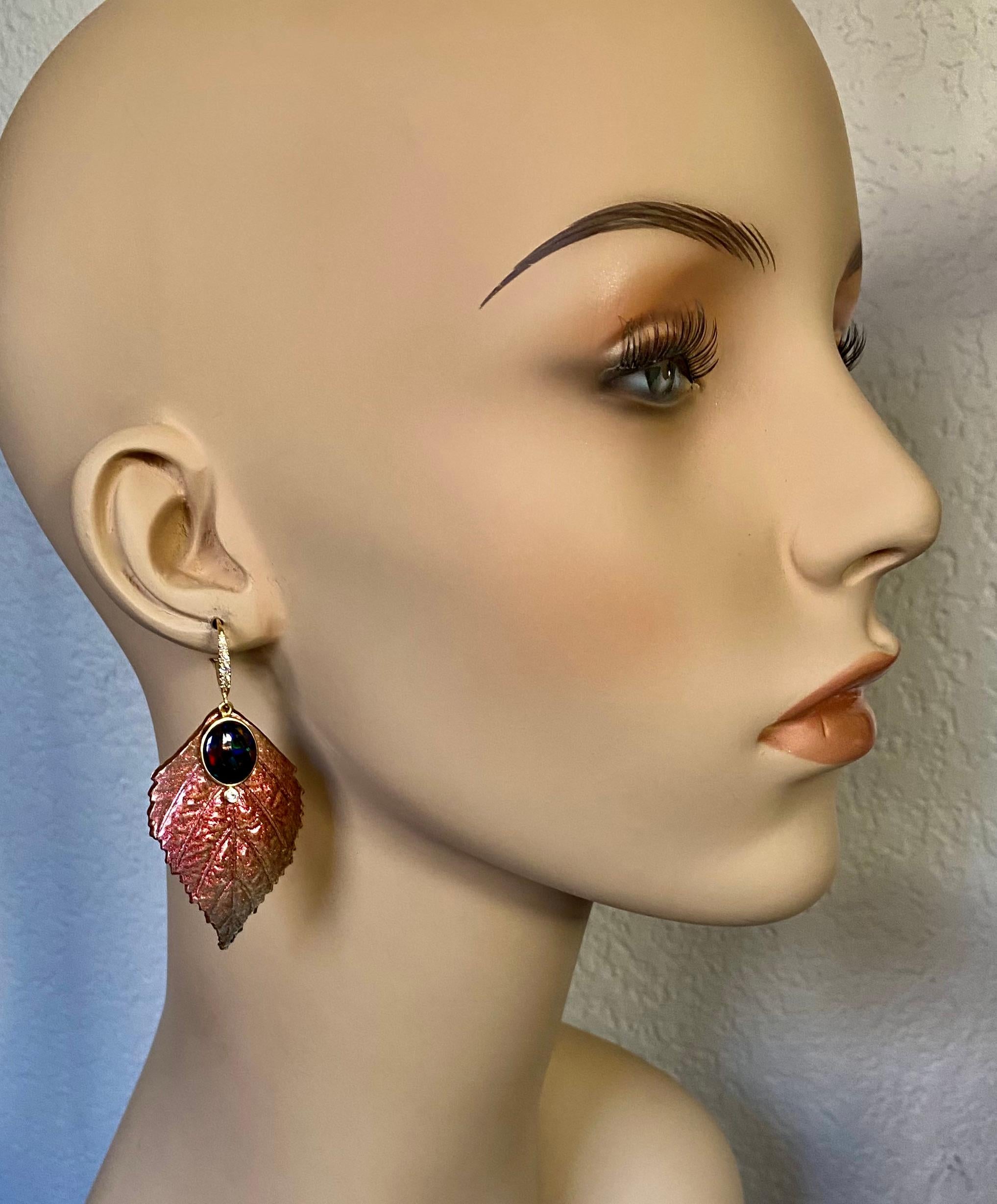 Michael Kneebone - Boucles d'oreilles pendantes en feuilles d'acrylique avec diamant et opale noire d'Éthiopie.   en vente 4