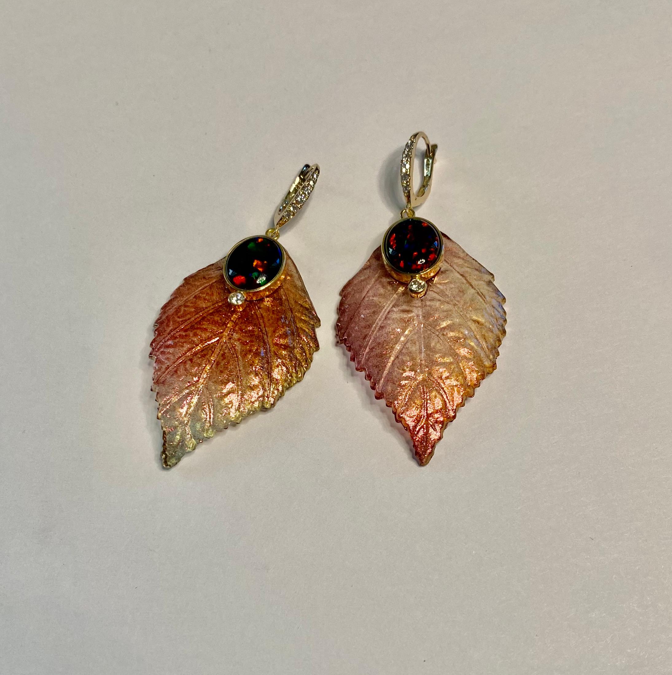 Contemporain Michael Kneebone - Boucles d'oreilles pendantes en feuilles d'acrylique avec diamant et opale noire d'Éthiopie.   en vente