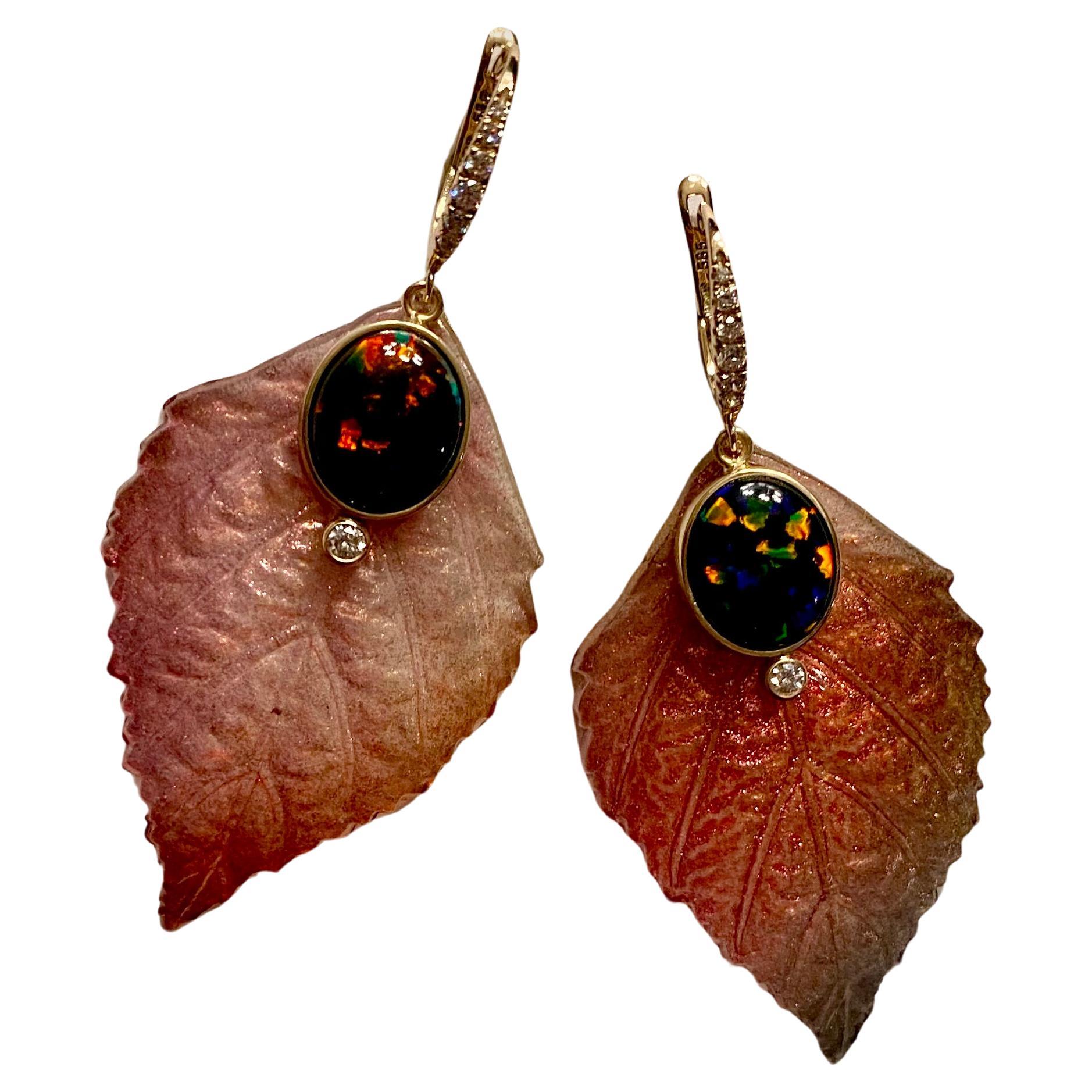 Michael Kneebone - Boucles d'oreilles pendantes en feuilles d'acrylique avec diamant et opale noire d'Éthiopie.   en vente