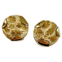 Michael Kneebone Boucles d'oreilles boutons en or jaune 18 carats avec corail fossile