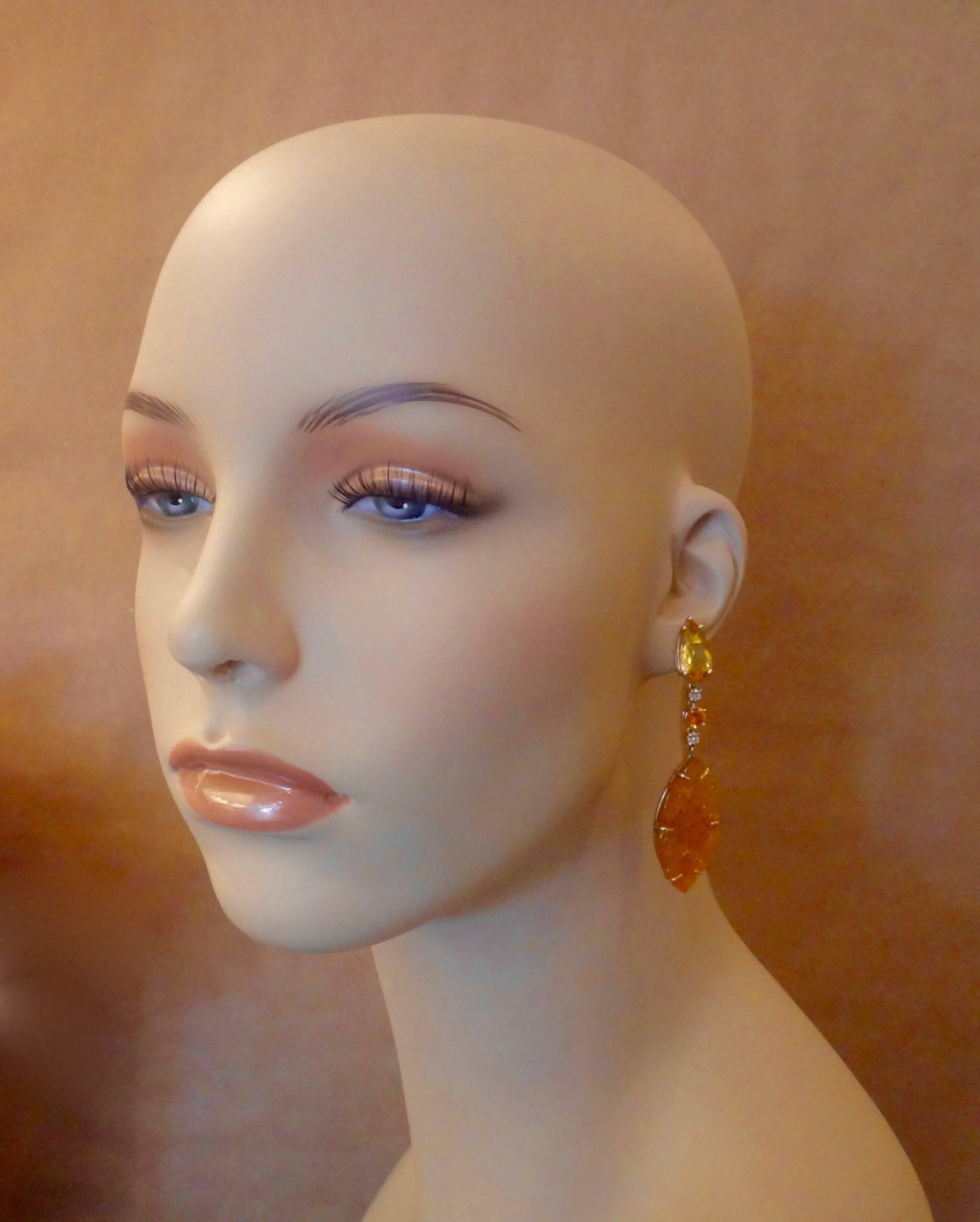 Contemporain Michael Kneebone Boucles d'oreilles pendantes en or, béryl doré, saphir jaune et onyx en vente