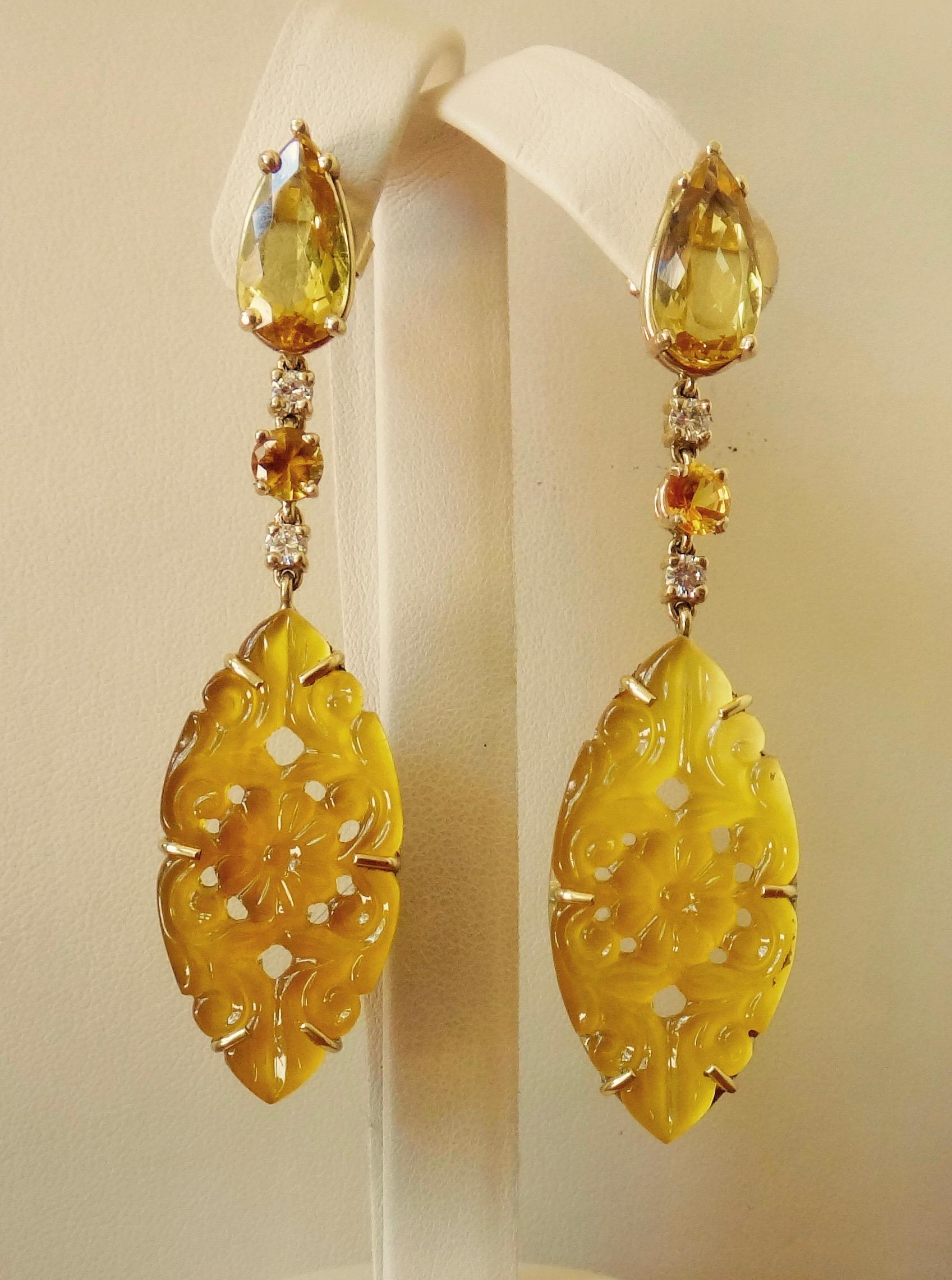Michael Kneebone Boucles d'oreilles pendantes en or, béryl doré, saphir jaune et onyx Pour femmes en vente