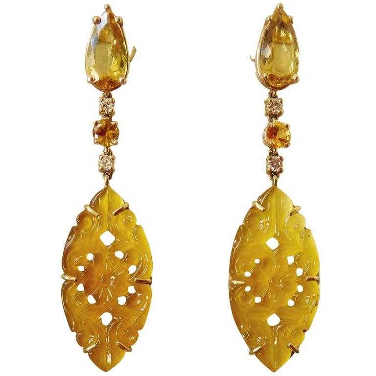 Michael Kneebone Boucles d'oreilles pendantes en or, béryl doré, saphir jaune et onyx en vente 1