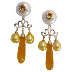 Michael Kneebone Goldene Chalcedon-Ohrringe mit gelbem Saphir, Perle und Diamant