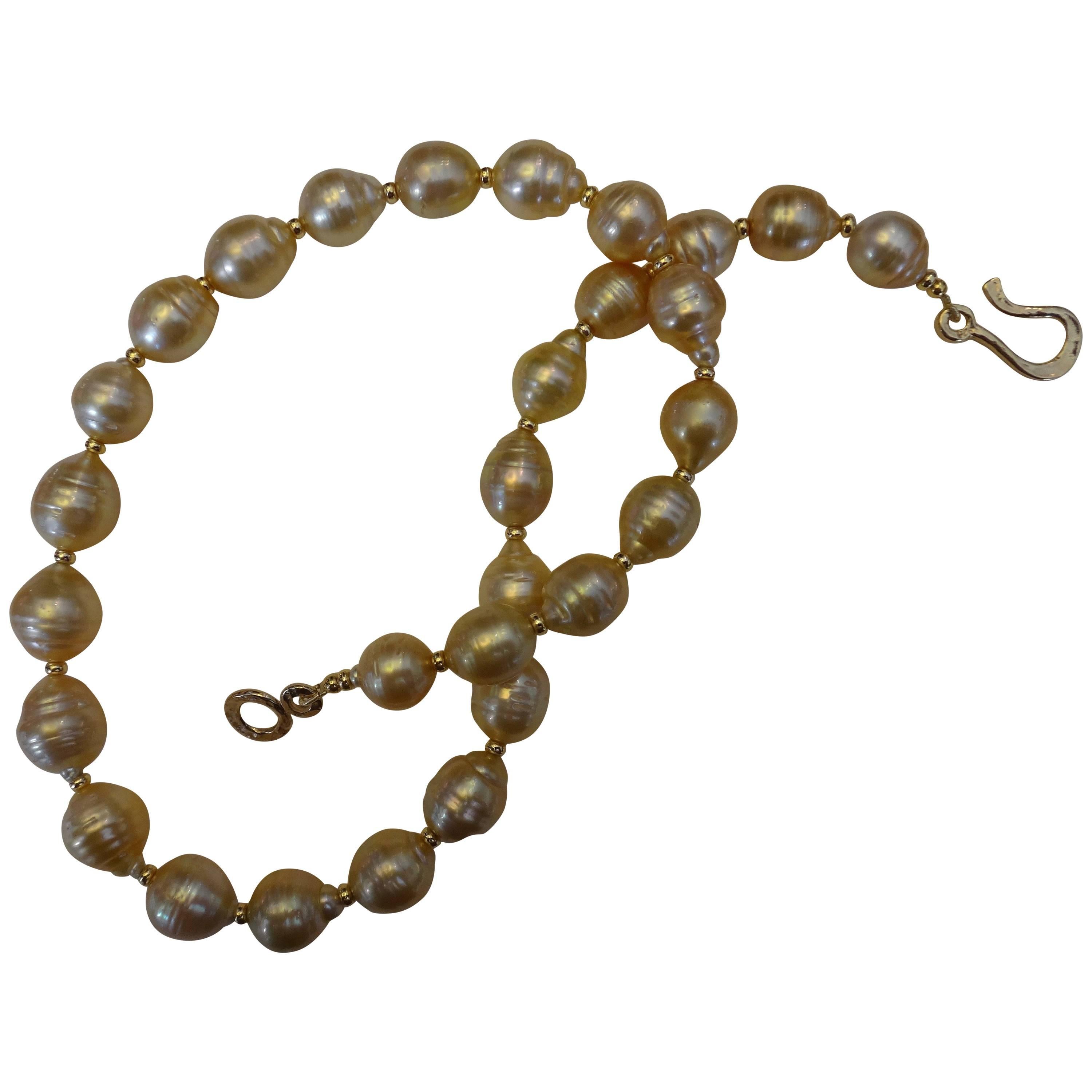 Ventinove perle barocche dorate e riccamente colorate compongono questa collana.  Di dimensioni variabili da 11,2 a 15,6 mm, le perle sono meravigliosamente abbinate e possiedono una splendida lucentezza.  Le perle sono intervallate da piccole