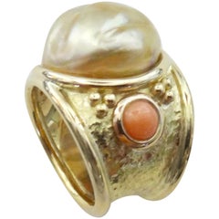 Michael Kneebone Bague bombée en or 18 carats avec perle Kasumi dorée et corail rose