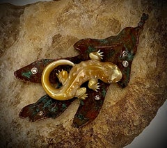 Spilla di Michael Kneebone con foglie di quercia in rame e madreperla dorata