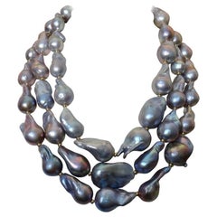 Michael Kneebone - Collier de perles baroques à trois rangs de perles grises en forme de nuage
