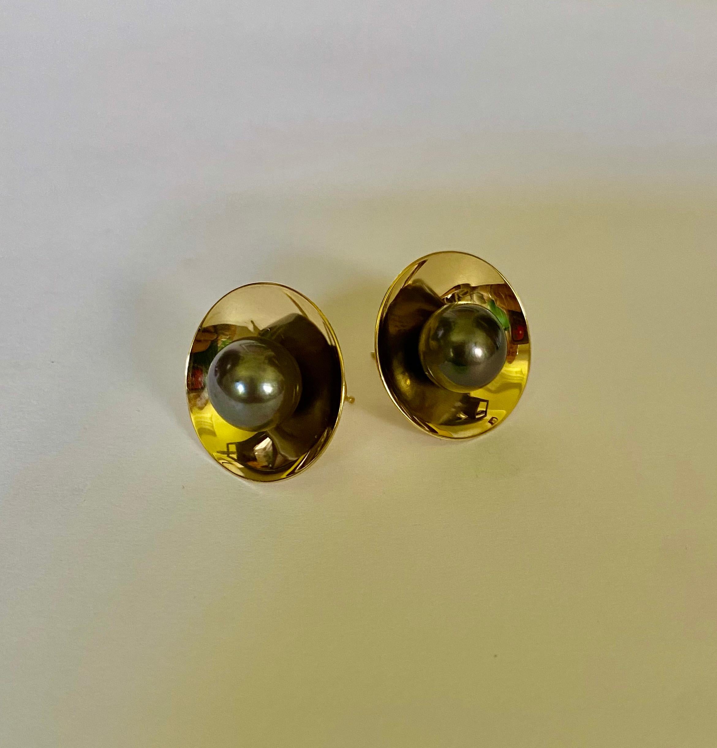 Michael Kneebone Gray Tahitian Pearl 18k Yellow Gold Button Earrings In New Condition In Austin, TX