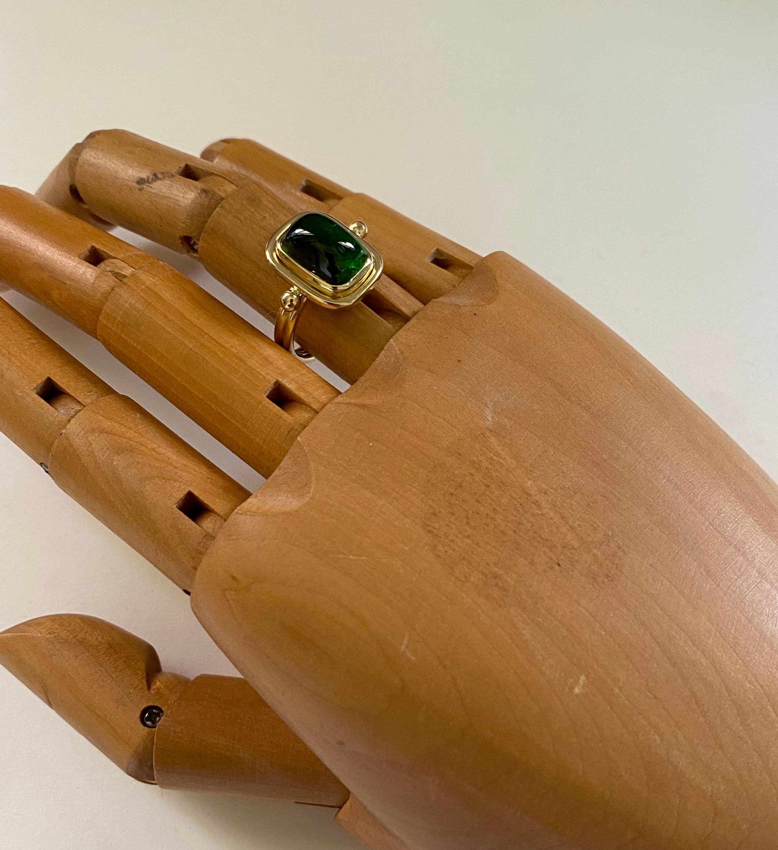 Michael Kneebone Ring aus grünem Turmalin mit Zuckerhut im Archaik-Stil (Cabochon)