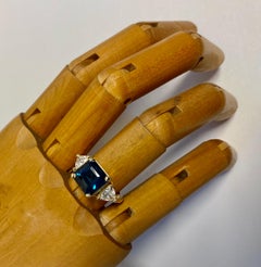 Michael Kneebone Anillo de tres piedras con turmalina indicolita y zafiro blanco