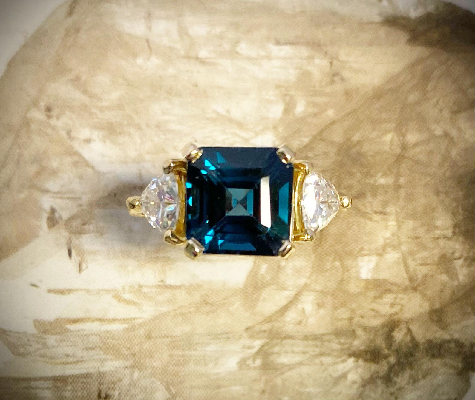 Michael Kneebone Anello a tre pietre con tormalina indicolite e zaffiro bianco in vendita 1