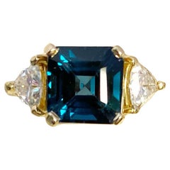 Michael Kneebone Anillo de tres piedras con turmalina indicolita y zafiro blanco
