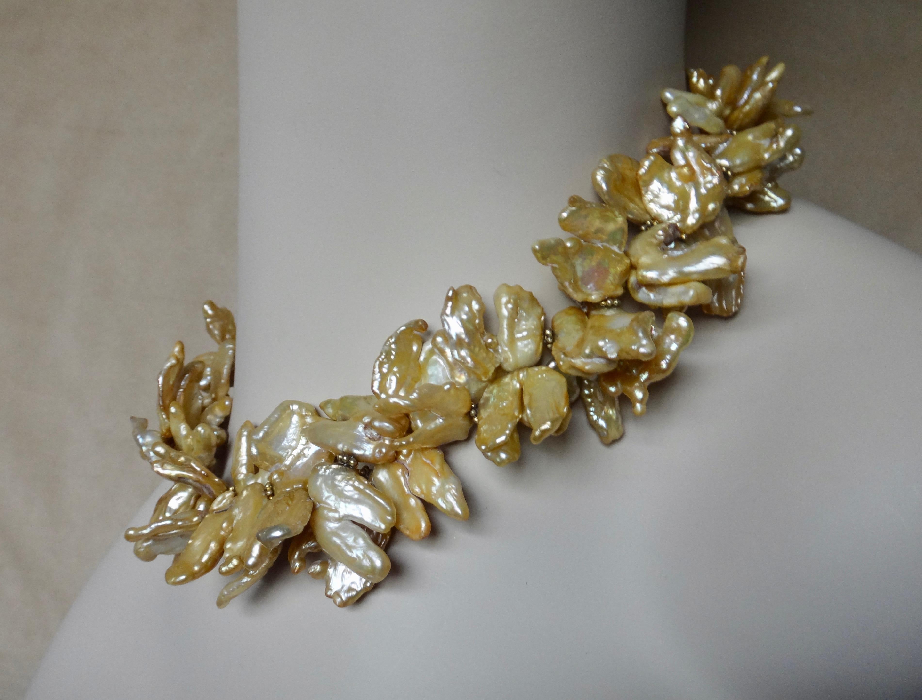 Michael Kneebone Khakifarbene zweireihige Torsade-Halskette mit Blütenblattperlen (Perle) im Angebot