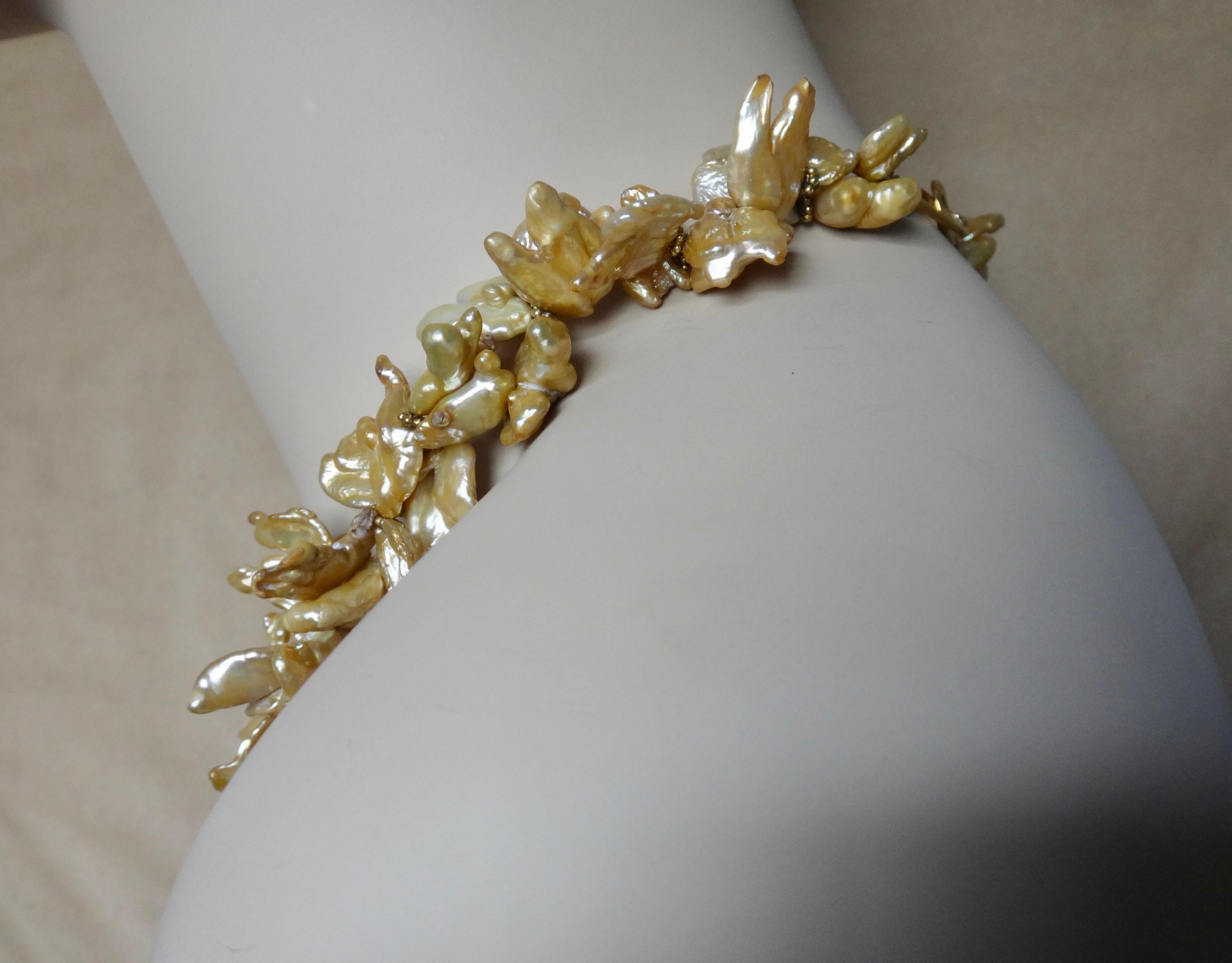 Michael Kneebone Khakifarbene zweireihige Torsade-Halskette mit Blütenblattperlen Damen im Angebot