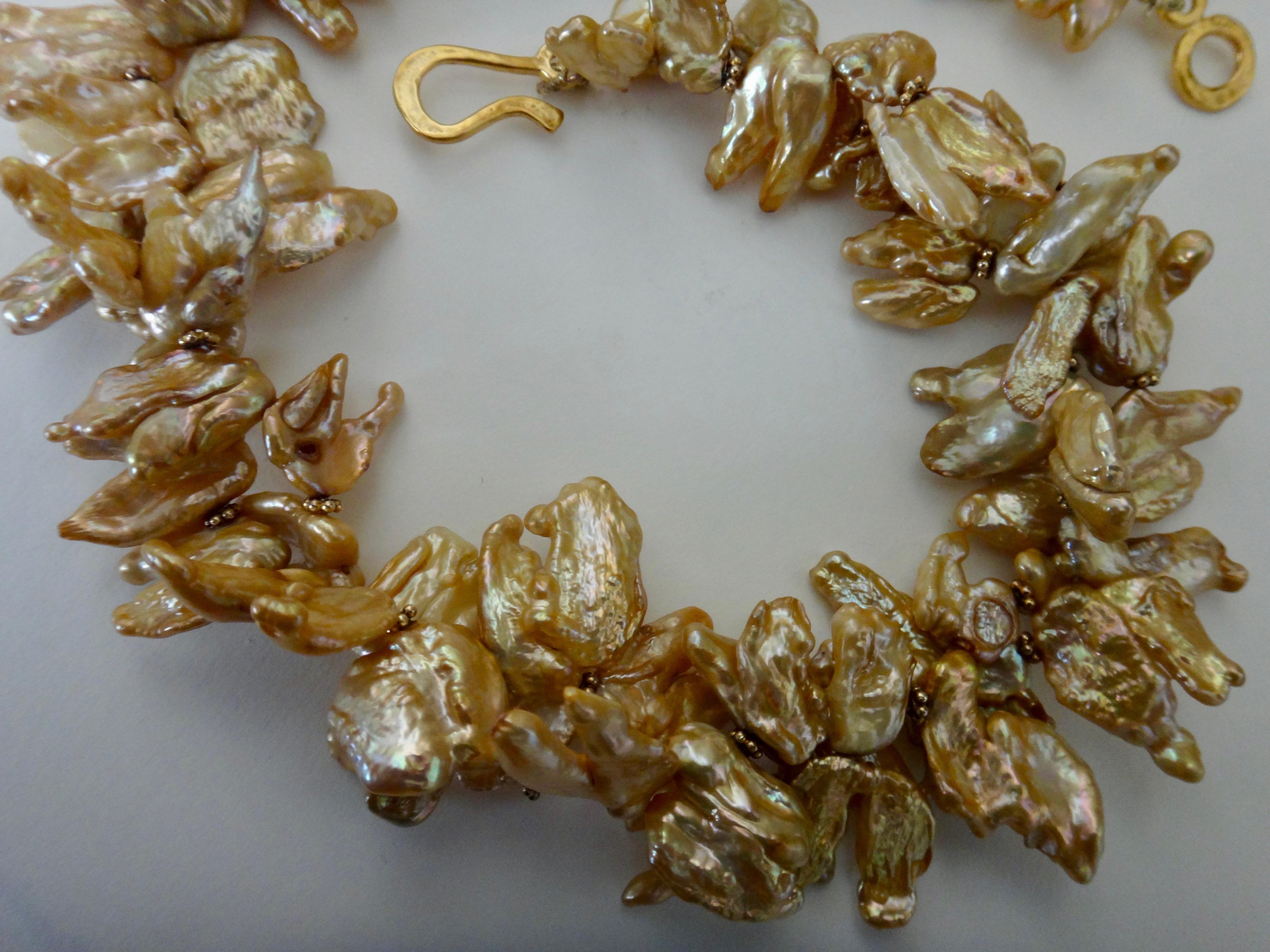 Michael Kneebone Khakifarbene zweireihige Torsade-Halskette mit Blütenblattperlen im Angebot 2