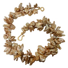 Michael Kneebone Khakifarbene zweireihige Torsade-Halskette mit Blütenblattperlen