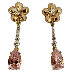 Michael Kneebone Pendants d'oreilles en kunzite, diamants, perles et fleurs d'émeraudes 