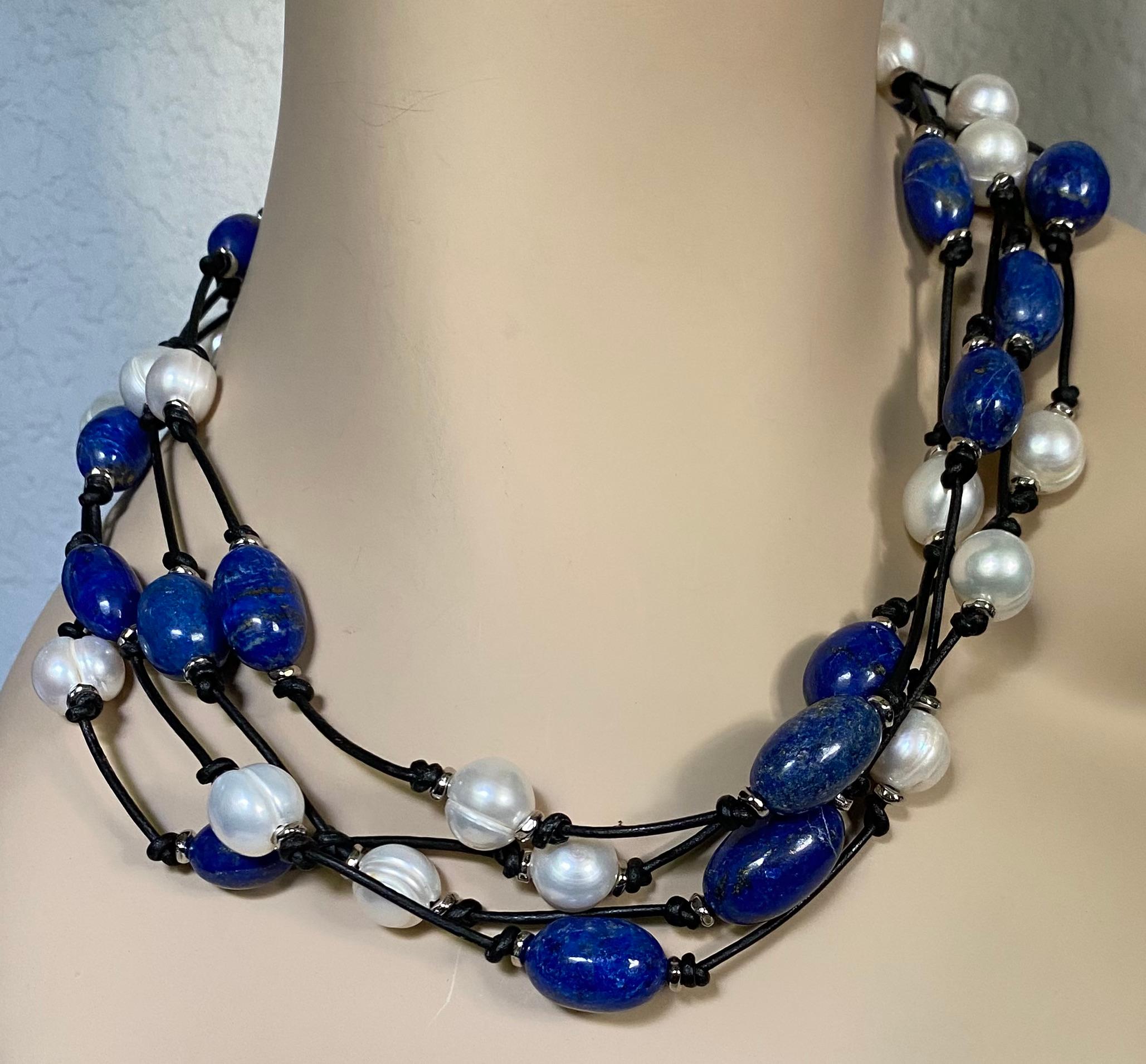 Des perles de lapis-lazuli sont associées à des perles blanches en forme de cercle dans ce collier torsade.  Les lapis (origine : Pakistan) sont en forme de pépites aléatoires.  Ils possèdent une grande couleur, sont bien polis et contiennent des