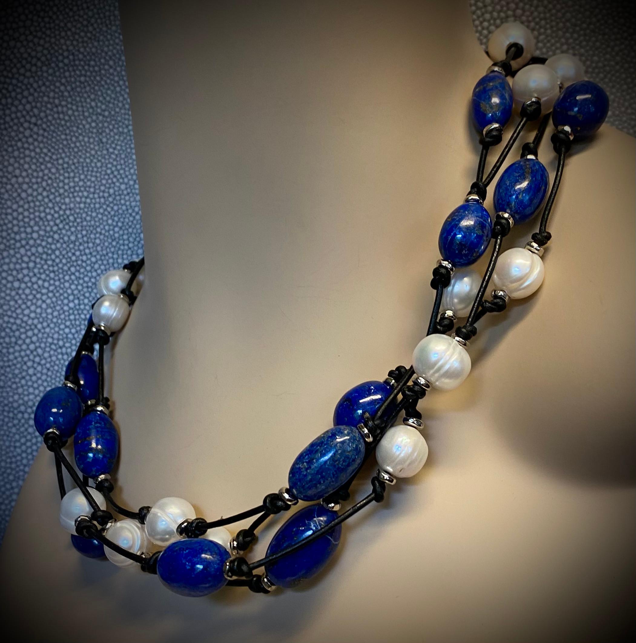 Contemporain Michael Kneebone, collier torsadé en perles, lapis-lazuli, pépites de lapis et cercle blanc en vente
