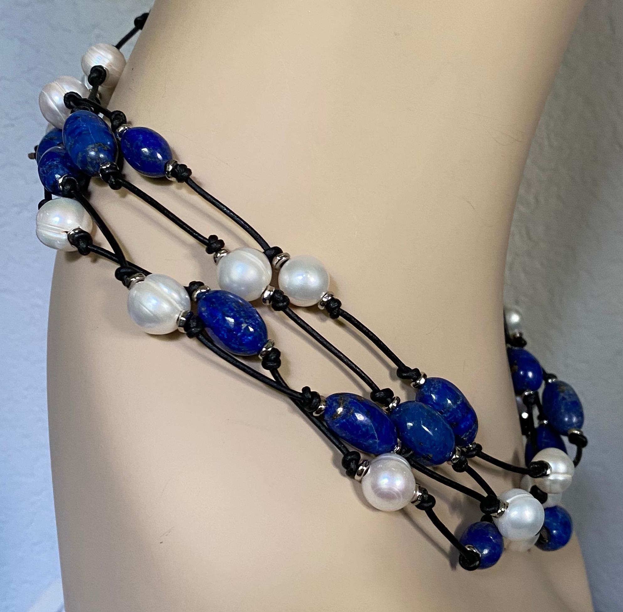 Michael Kneebone, collier torsadé en perles, lapis-lazuli, pépites de lapis et cercle blanc en vente 2