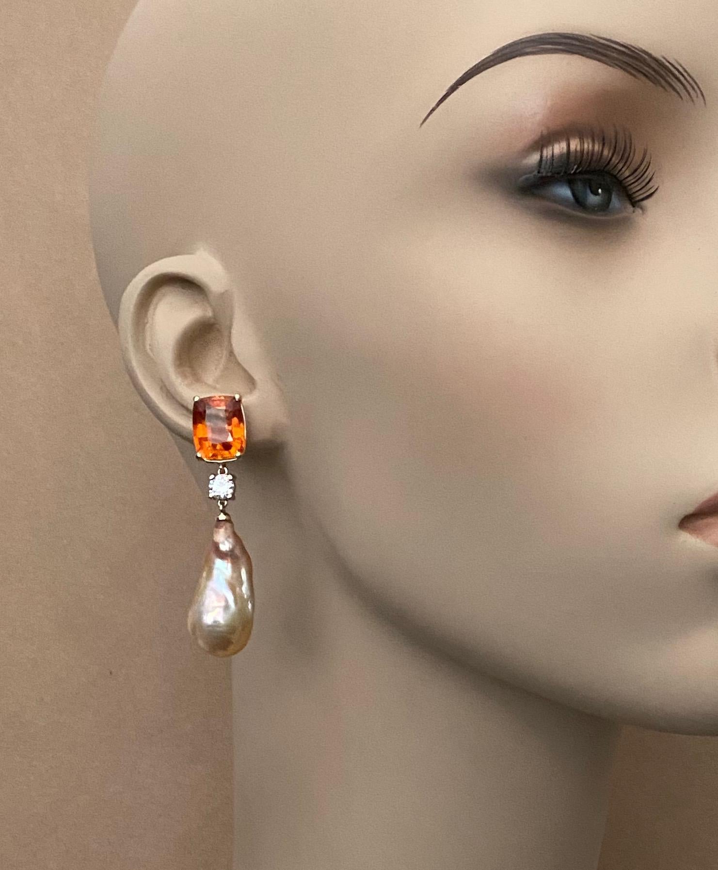 Des citrines de Madère, des saphirs argentés et de gigantesques perles baroques forment ces spectaculaires boucles d'oreilles pendantes.  Les citrines sont de forme coussin, de la plus riche couleur orange mandarine et sont bien taillées et polies. 