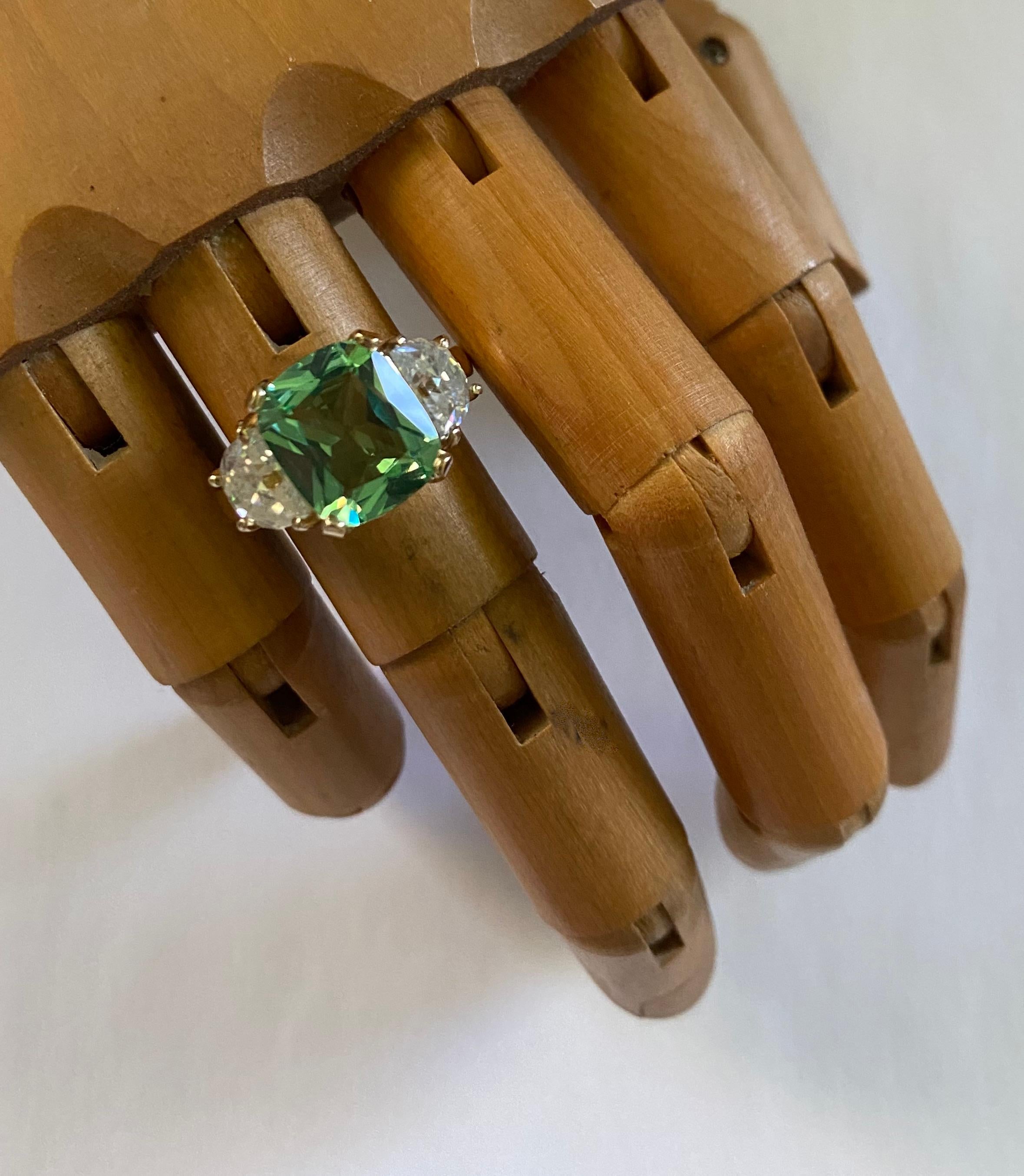 Merelani Mintfarbener Granat-Ring mit drei Steinen von Michael Kneebone (Gemischter Schliff) im Angebot