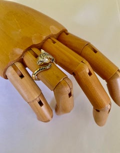 Michael Kneebone Anello con micropave di diamanti in oro 18 carati con gatto egizio