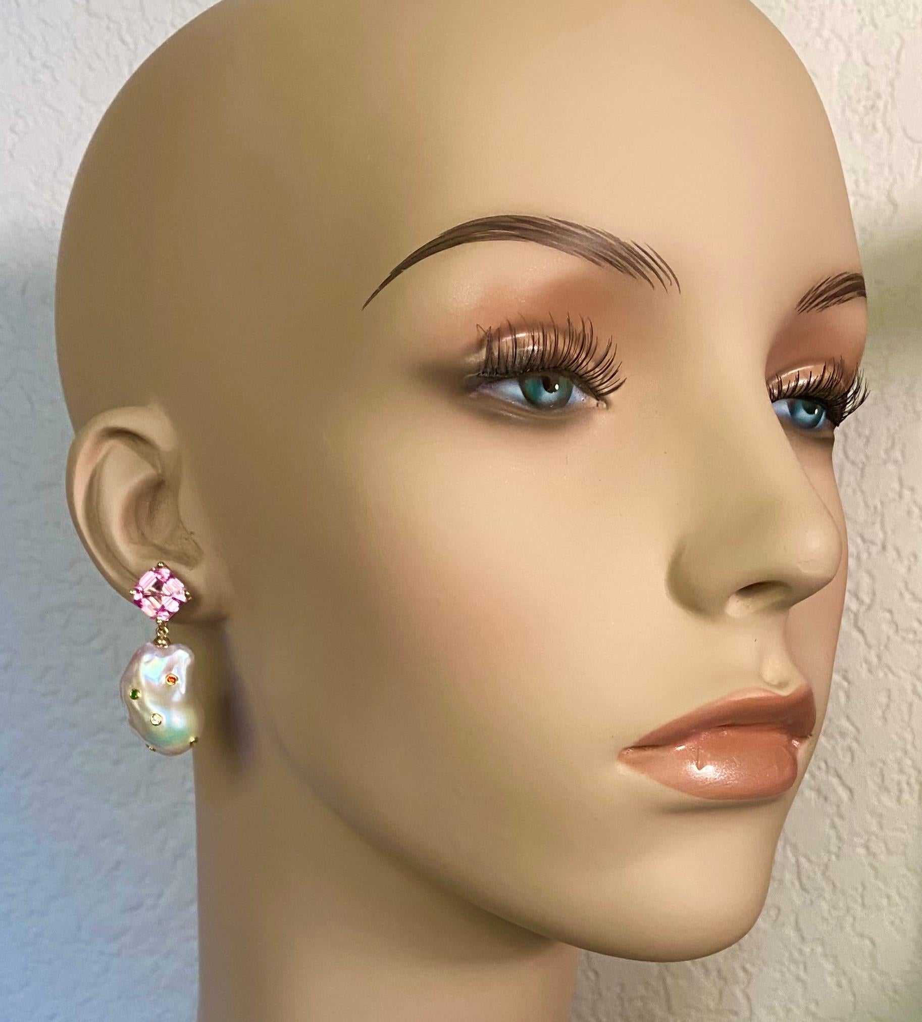 La morganite è abbinata alla perla barocca in questi eleganti orecchini pendenti.  La morganite fa parte di una grande famiglia di gemme che comprende acquamarina, eliodoro, berillo dorato, smeraldo e crisoberillo.  Queste gemme (origine: Brasile) 