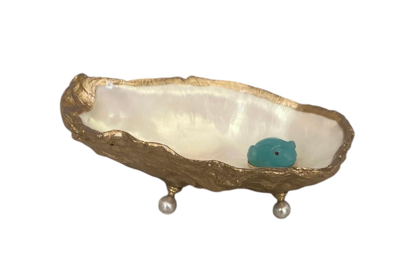 Contemporain Michael Kneebone Coquille d'huître Perle de calcédoine bleue Bague en laiton doré Platine en vente
