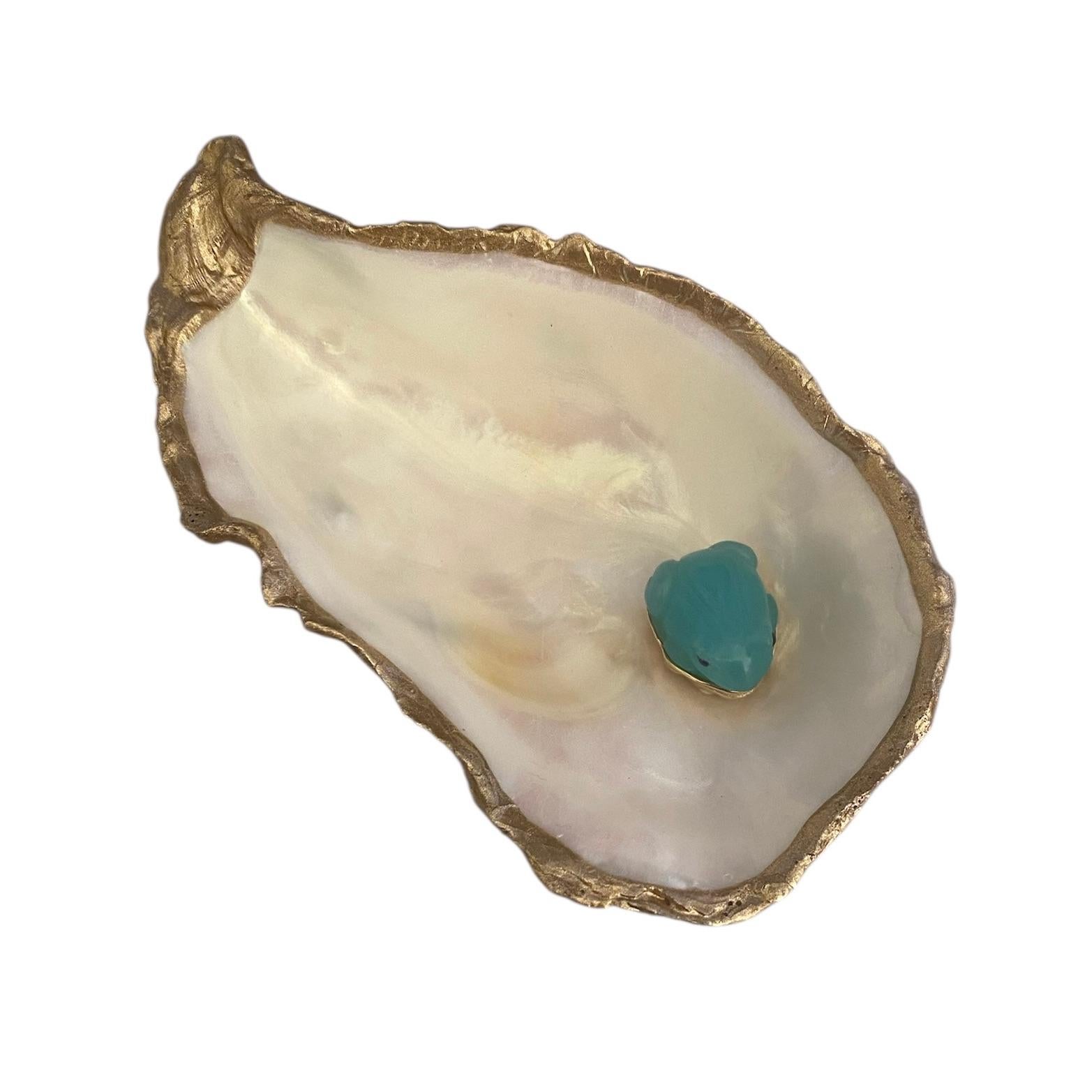 Taille mixte Michael Kneebone Coquille d'huître Perle de calcédoine bleue Bague en laiton doré Platine en vente