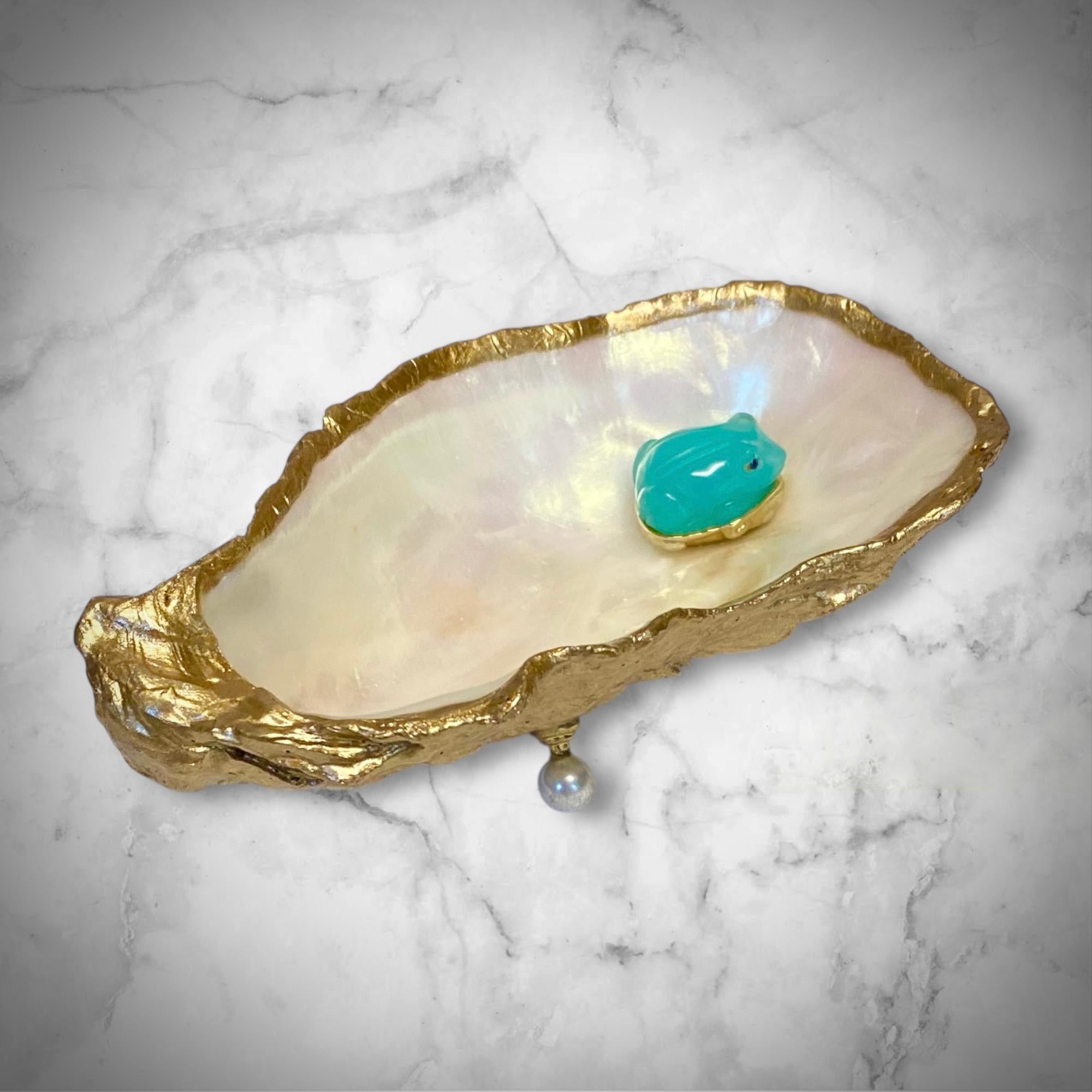 Michael Kneebone Coquille d'huître Perle de calcédoine bleue Bague en laiton doré Platine Neuf - En vente à Austin, TX