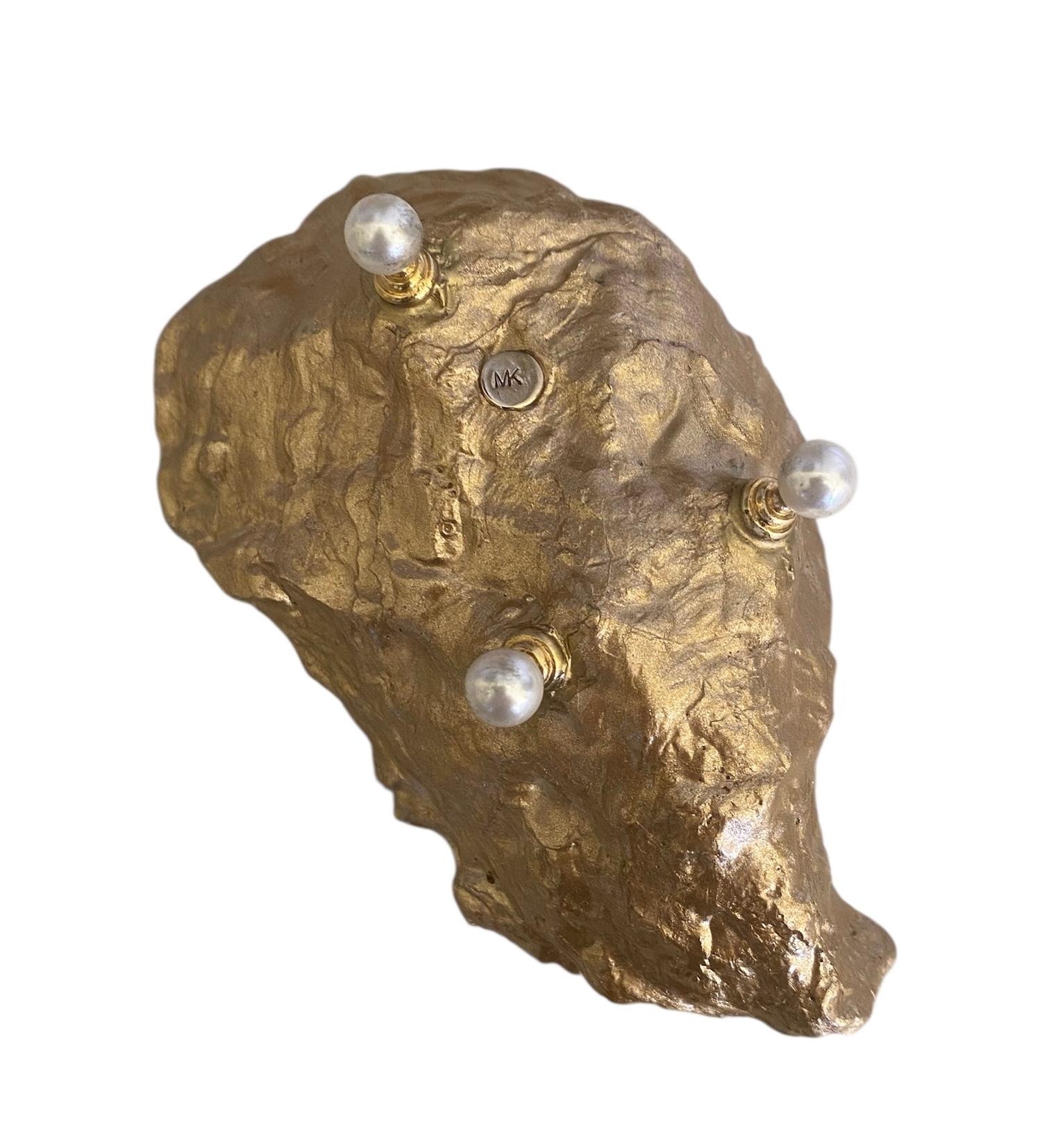 Michael Kneebone Coquille d'huître Perle de calcédoine bleue Bague en laiton doré Platine Unisexe en vente