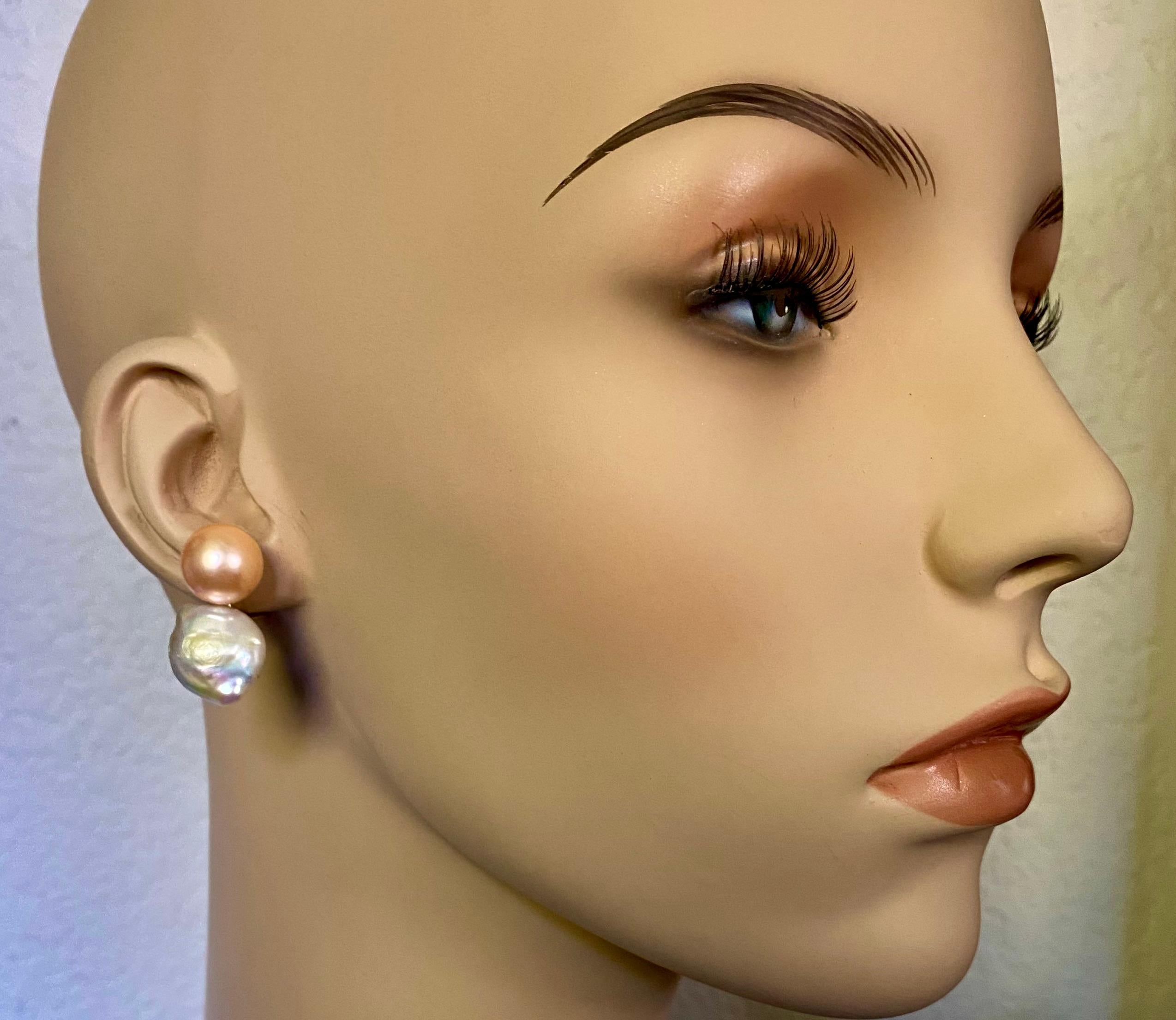 Des perles d'eau douce de couleur pêche et blanche (origine : Chine) sont associées dans ces boucles d'oreilles classiques 