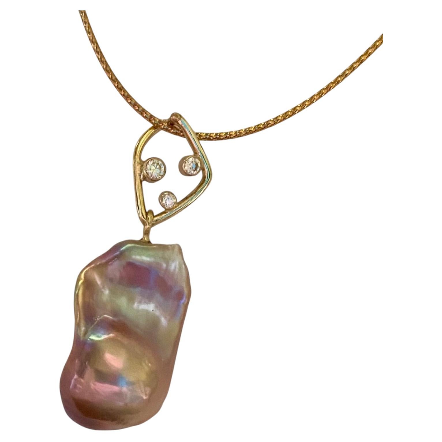 Ciondolo con perle barocche e diamanti di Michael Kneebone in grigio/rosa in vendita