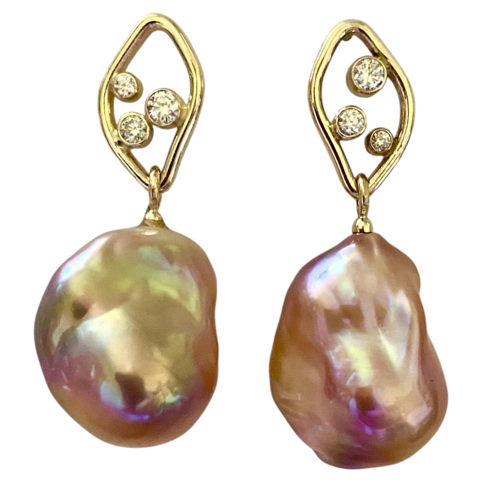 Orecchini con perle barocche e diamanti di Michael Kneebone in rosa/lavanda