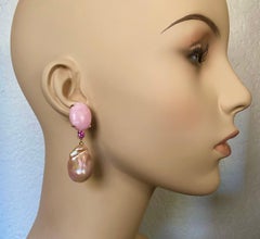 Michael Kneebone Orecchini pendenti di perle barocche con opale rosa e zaffiro rosa.
