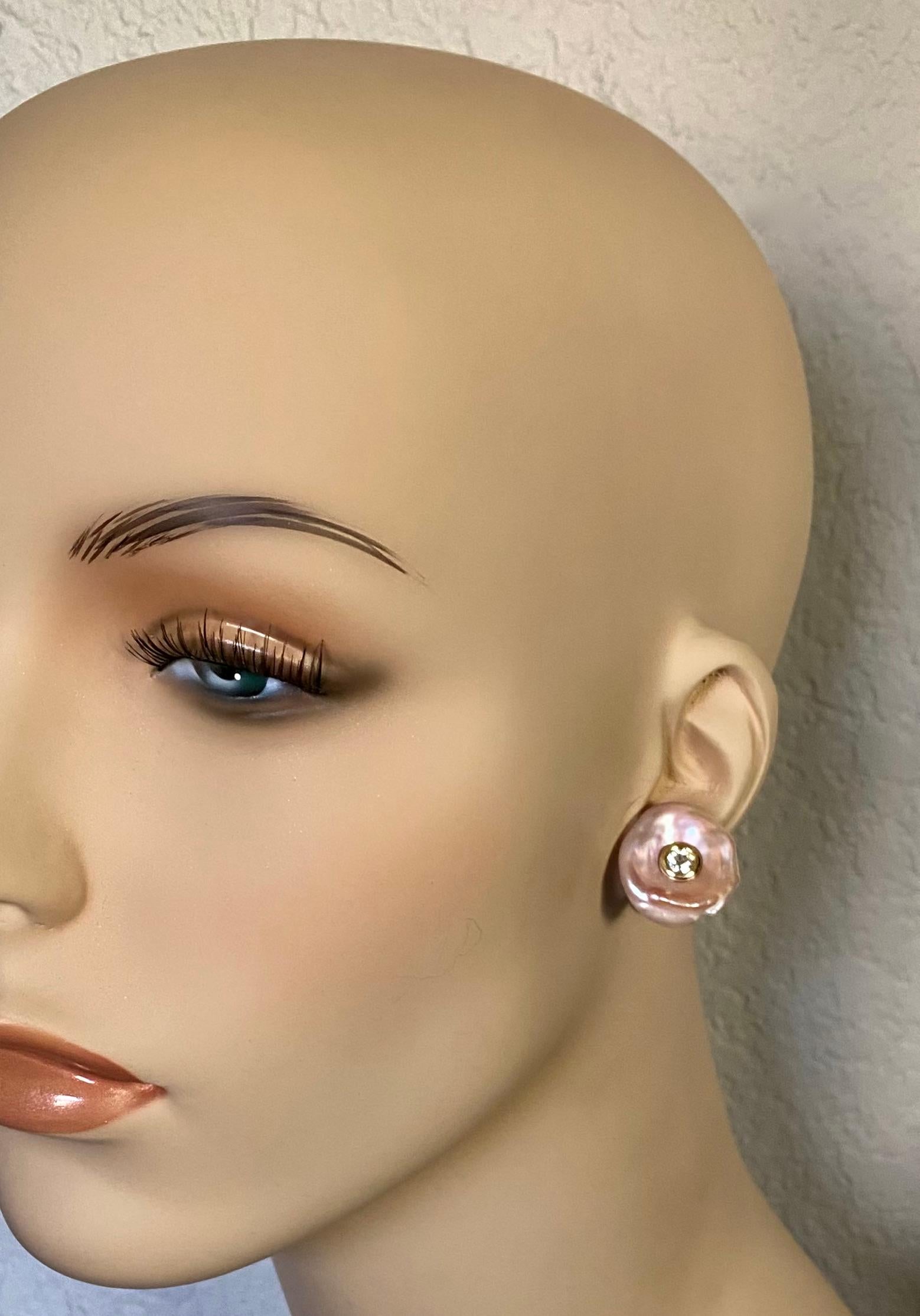 Barocke Perlen werden von Diamanten im europäischen Schliff in diesen anspruchsvollen Knopf-Ohrringen akzentuiert.  Die Perlen (Herkunft: Japan) sind rosafarben, spiegeln aber aufgrund ihres unglaublich schillernden Perlmutts ein