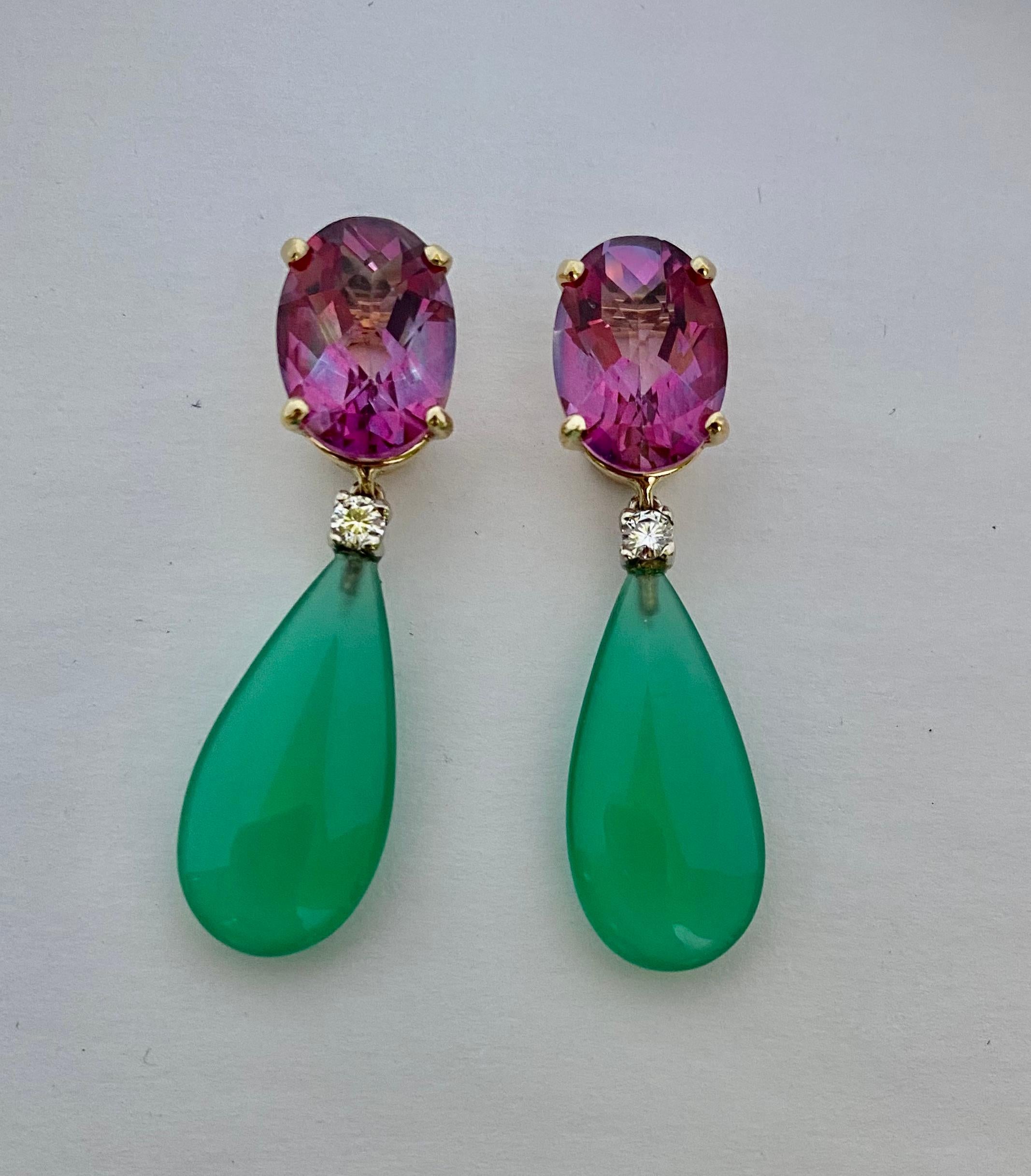 La topaze rose et l'onyx vert sont combinés dans ces boucles d'oreilles pendantes.  Les topazes ovales sont facettées en damier.  Les pierres précieuses sont bien taillées et polies.  Les gouttes sont façonnées en onyx vert.  Ils sont translucides,