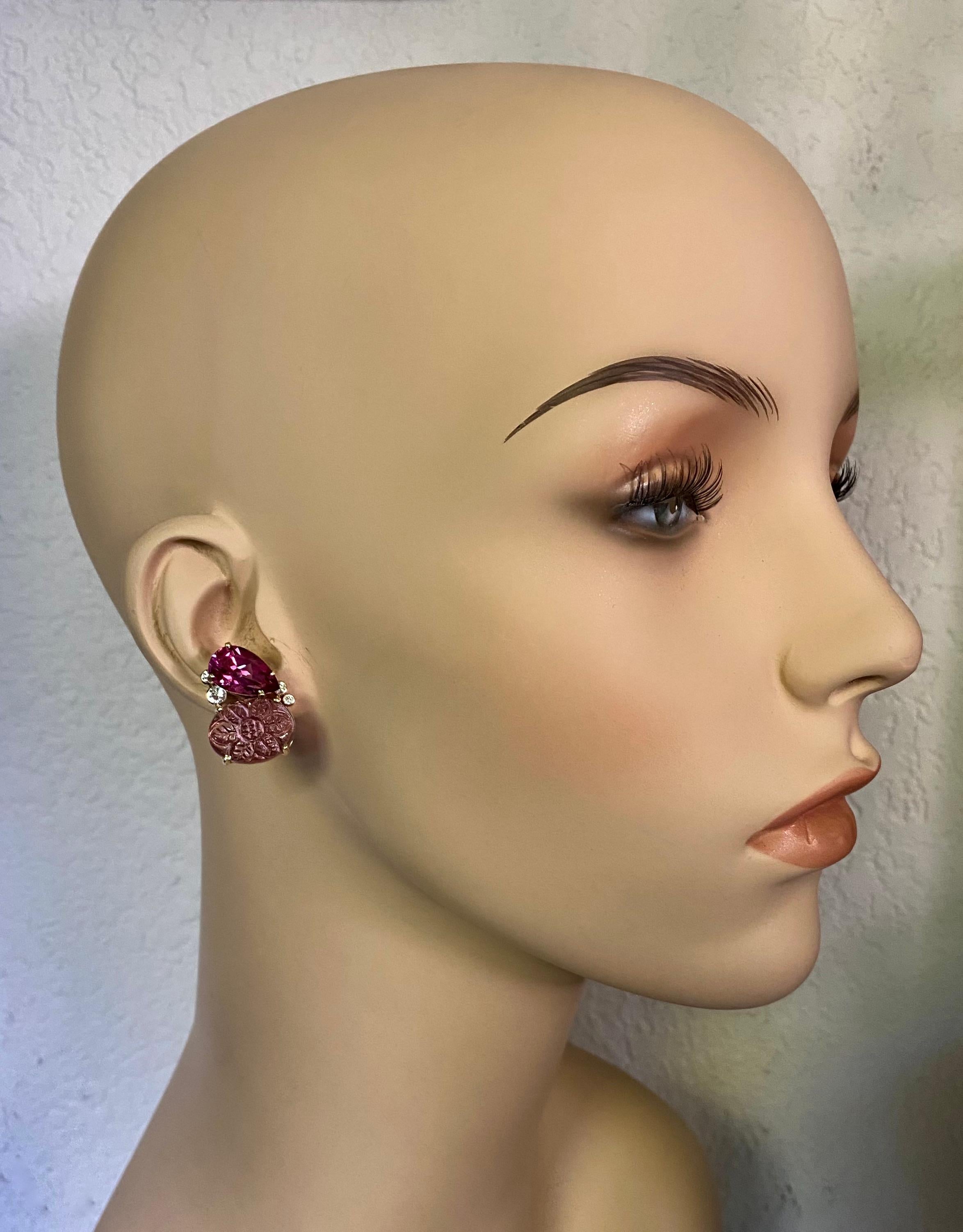 Il topazio rosa caldo è abbinato alla tormalina rosa intagliata in questi eleganti orecchini a bottone Due Gemme.  I topazi a forma di pera hanno un colore intenso e sono sapientemente tagliati e lucidati.  Le tormaline rosa sono state intagliate in